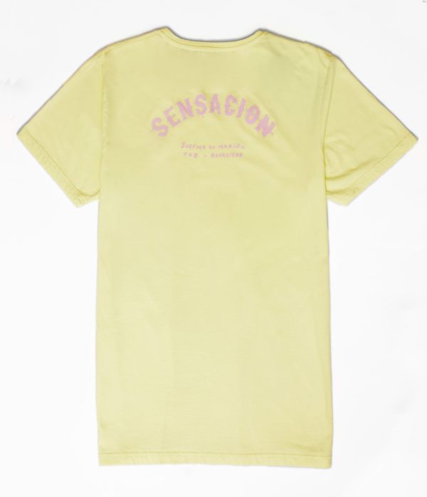 Camiseta amarilla con estampado rosa de Sensación Surf