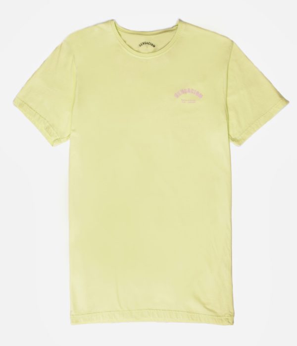 Camiseta amarilla con estampado rosa de Sensación Surf